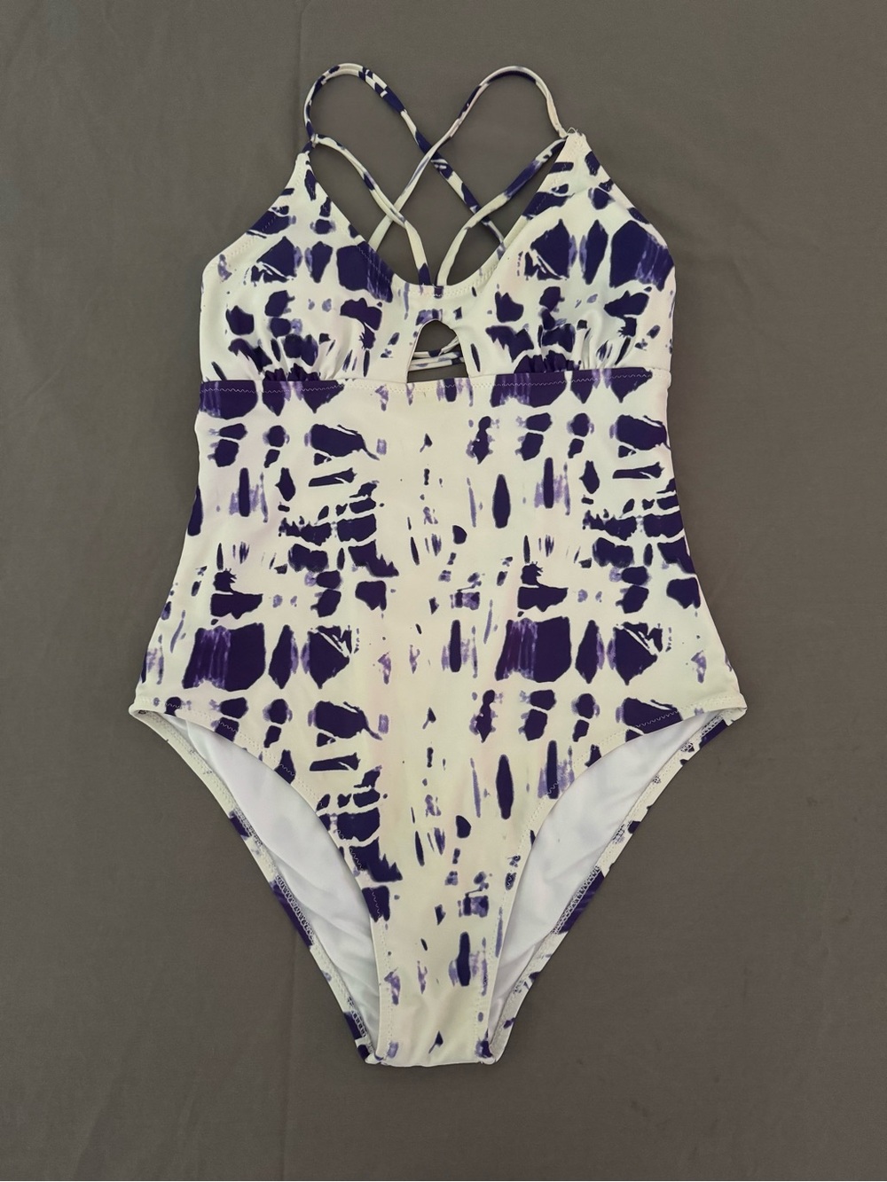 Cupshe one piece swimsuit size medium. EUC. White w/purple.